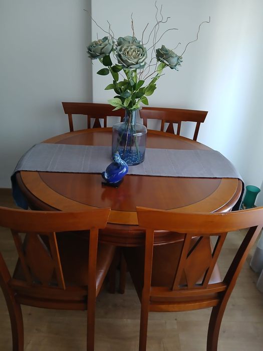 Mesa de sala extensível com 4 cadeiras de cerejeira