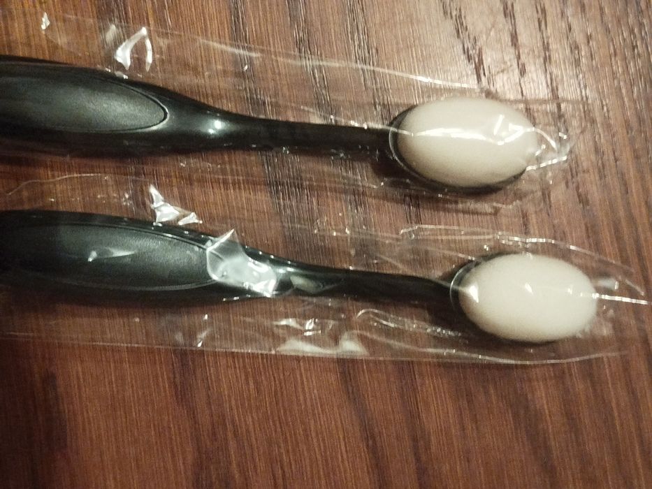 Zestaw dwóch nowych szczoteczek kosmetycznych