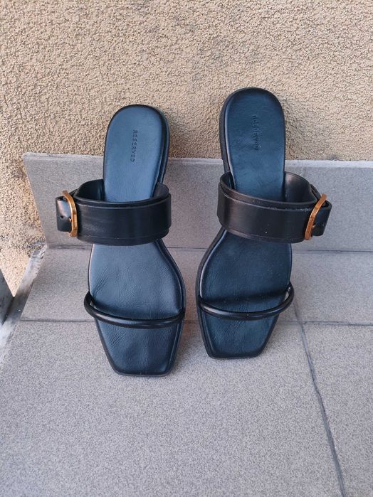 Skórzane klapki z klamrą Reserved