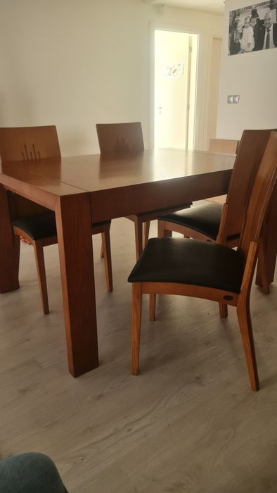 Mesa sala jantar com 4 cadeiras robusta e em bom estado
