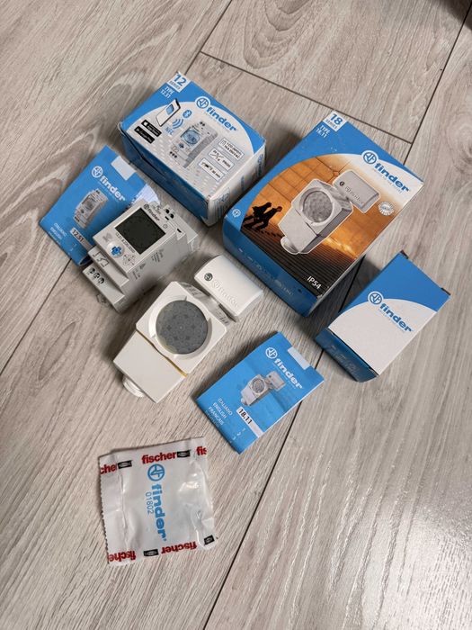 Finder 12 series 12,51 programator NFC oraz czujnik zmierzchu 18,11