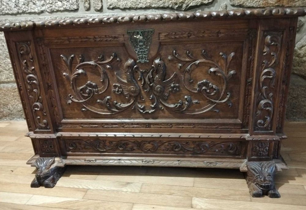 Duas Arcas/Baú em madeira maciça