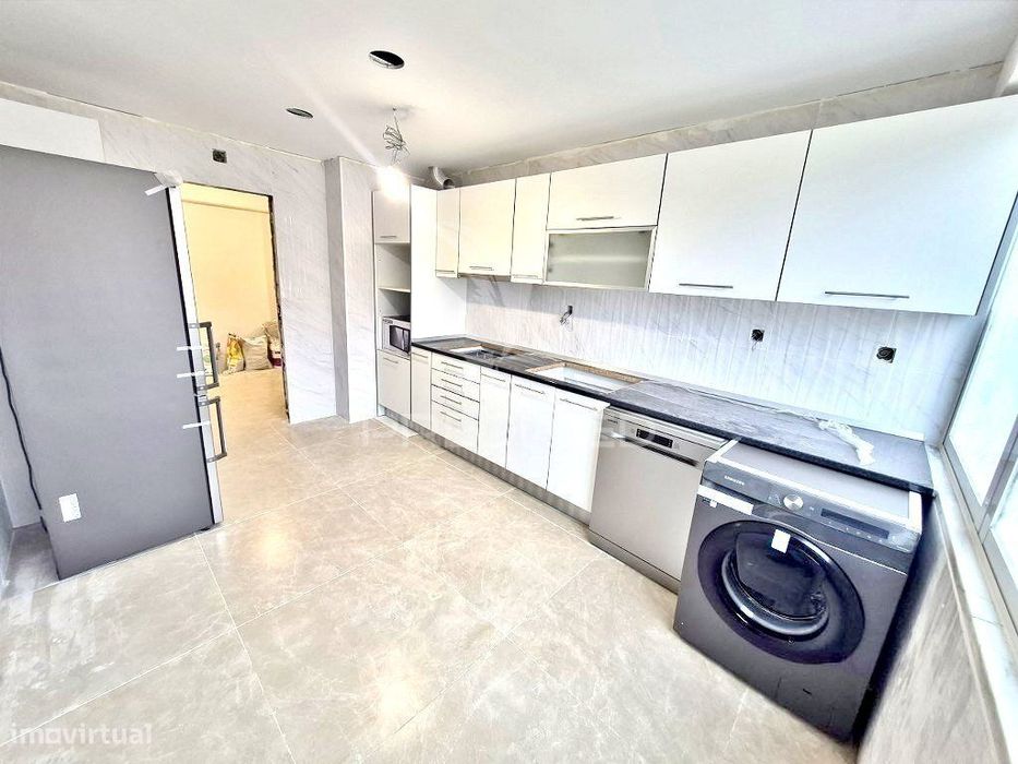 Apartamento T2 Totalmente Remodelado no Carregado