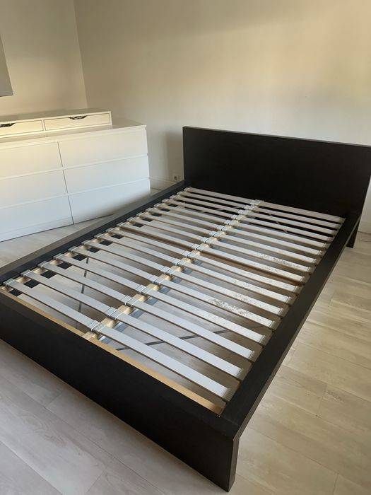 Cama casal + comoda + mesas cabeceira