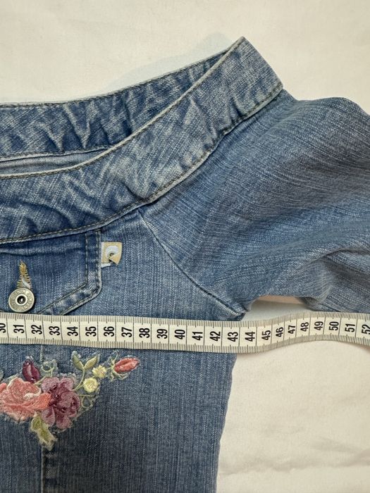 Jeansowa haftowana kurtka z odkrytymi ramionami Authentic Style