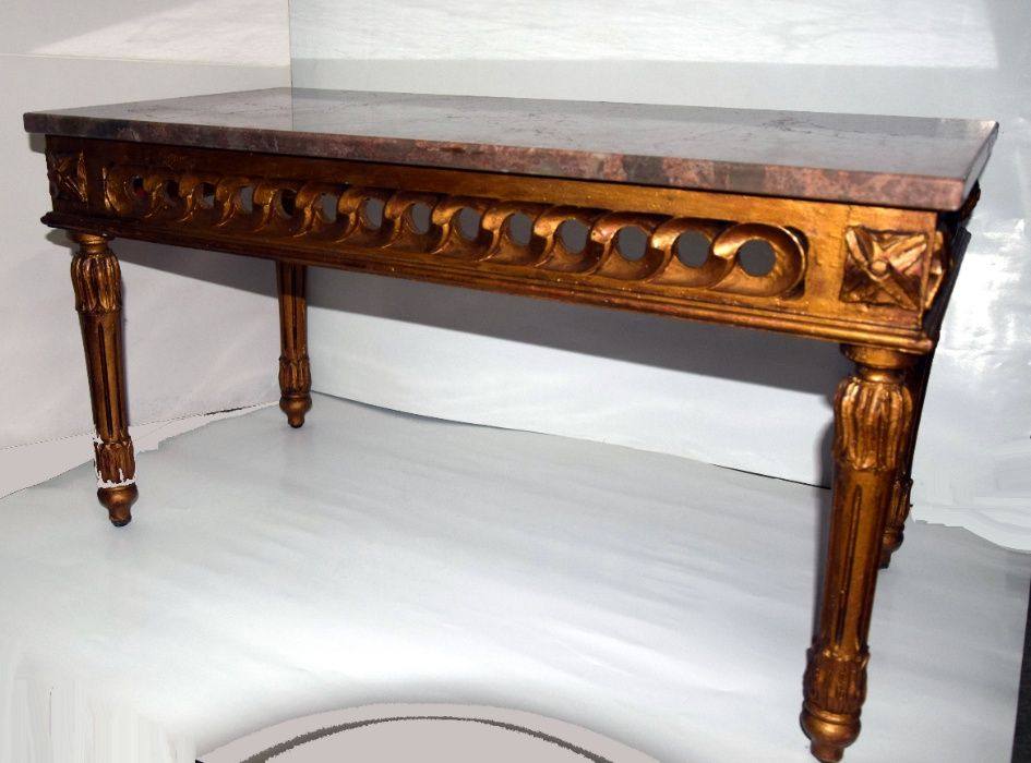 Mesa de centro em madeira talha dourada, tampo de pedra mármore rosa