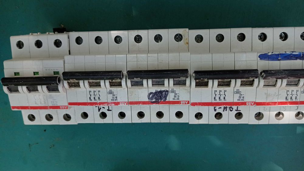 Автоматический выключатель  АВВ трехфазные