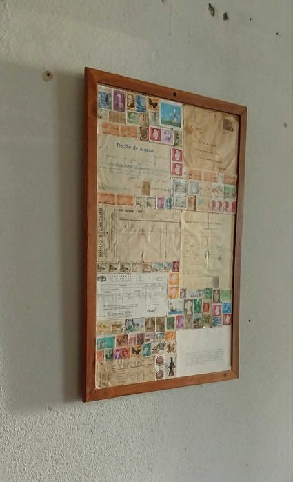 Quadro Decorativo com uma Coleção de Selos e outros, antigos, emoldurados para exibição na parede