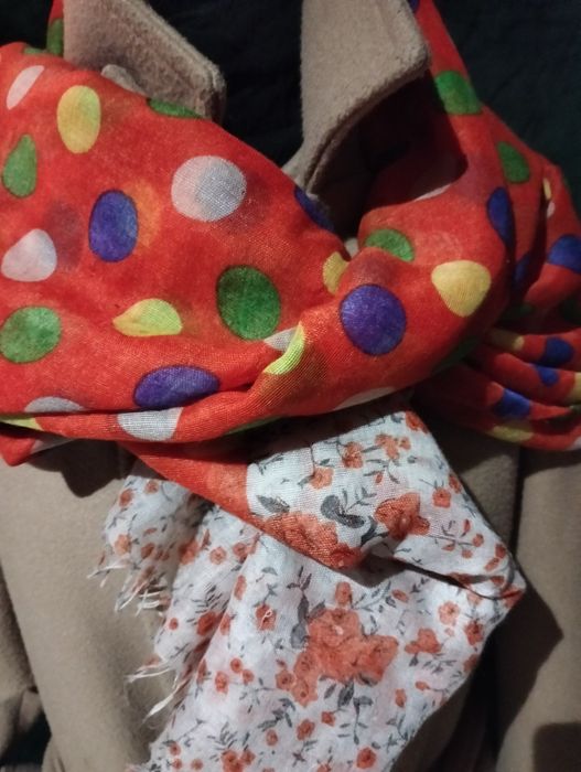 Chusta, pomarańczowa,w grochy różnego koloru,u dołu kwiaty