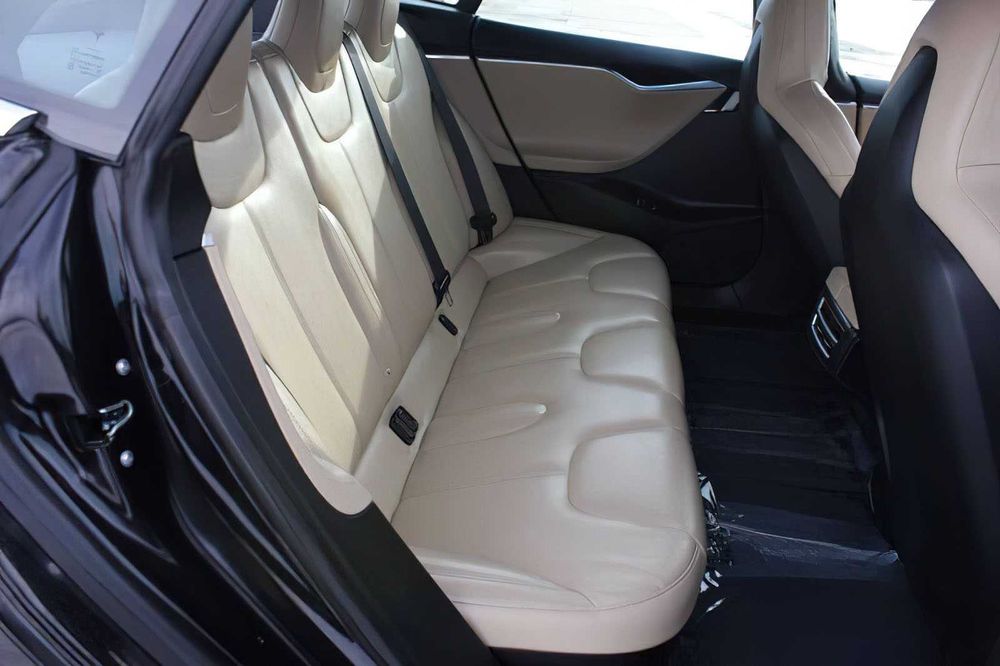 Tesla Model S P85D      2016