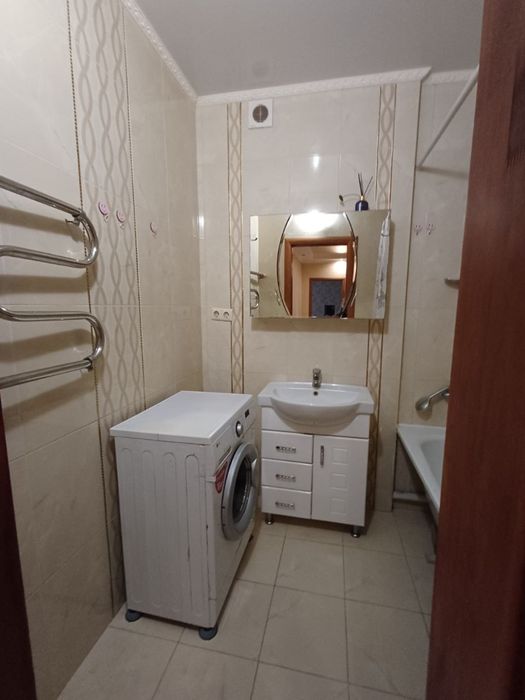Продаж 2-к квартири, вул. Академіка Сахарова цегляний будинок