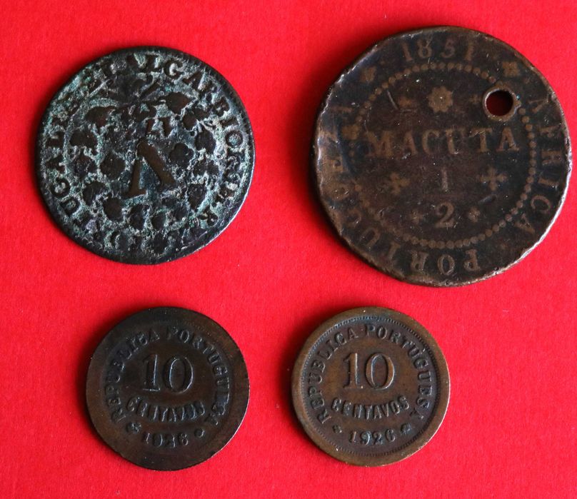 Lote de quatro moedas portuguesas antigas