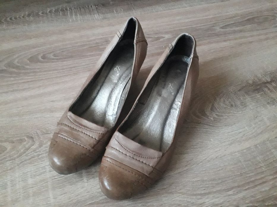 Skórzane buty czółenka na koturnie CARINII 36