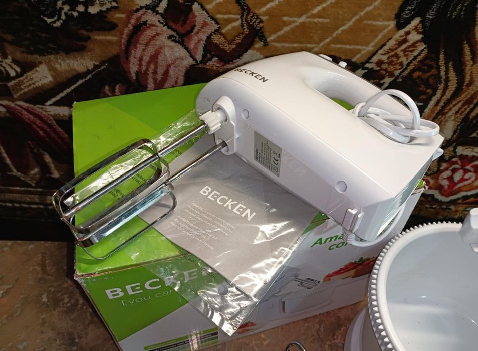 Batedeira eléctrica  com taça Nova em caixa, marca BECKEN