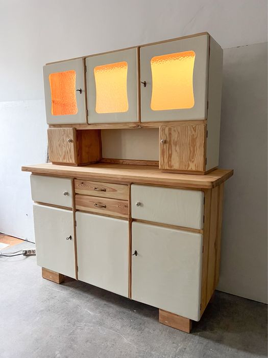 Kredens PRL po renowacji