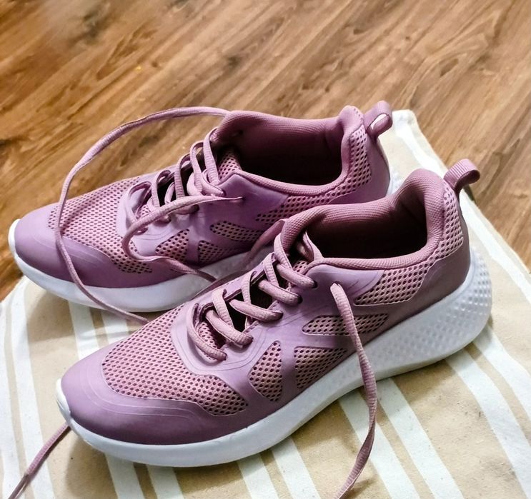 Ładne buty sportowe w kolorze lila.