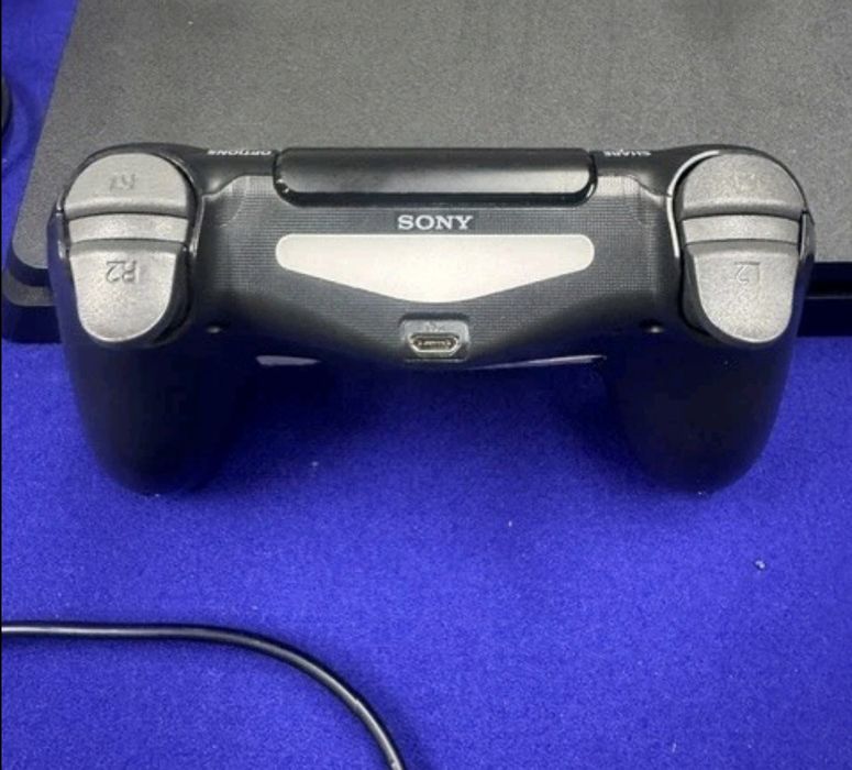 PS4 1TB pouco uso