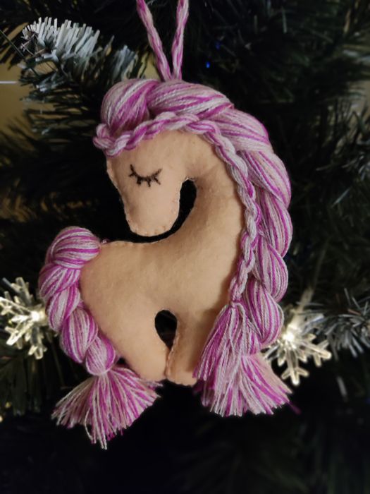 Чарівна новорічна іграшка у вигляді коня, виготовлена вручну з особлив