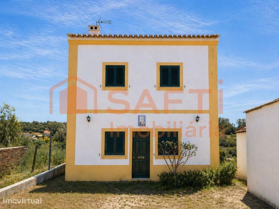 Moradia de tipologia T2, composta por r/c e 1º andar, a 10min do ce...