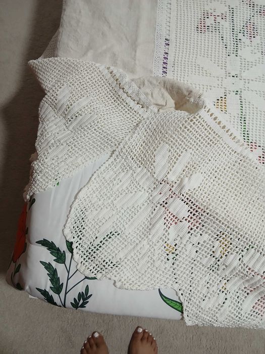 Colcha com duas almofadas  em renda e linho caseiro