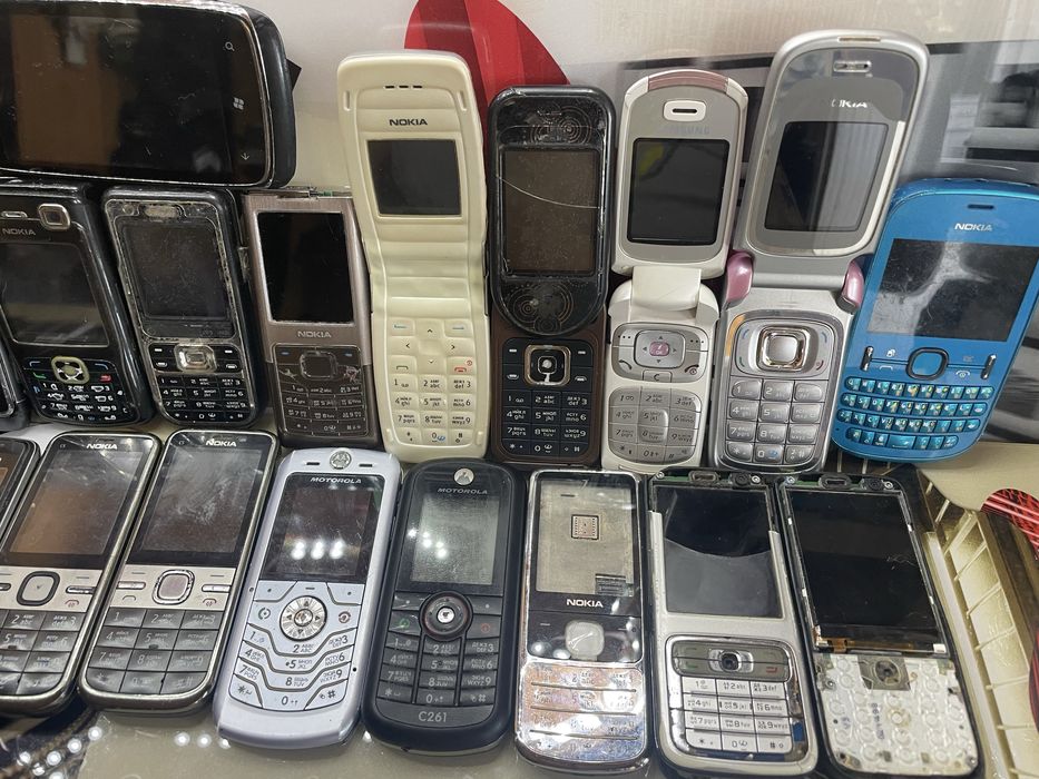 Кнопочні телефони на оновлення та запчастини