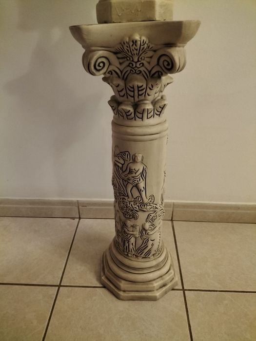 Conjunto de coluna e boneca em louça.