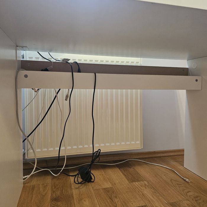 Białe biurko IKEA MALM z szufladą i szafką