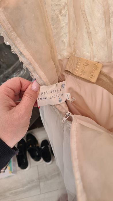 Zjawiskowa suknia ślubna   z połyskującym dołem i bogatym gorsetem – r.38