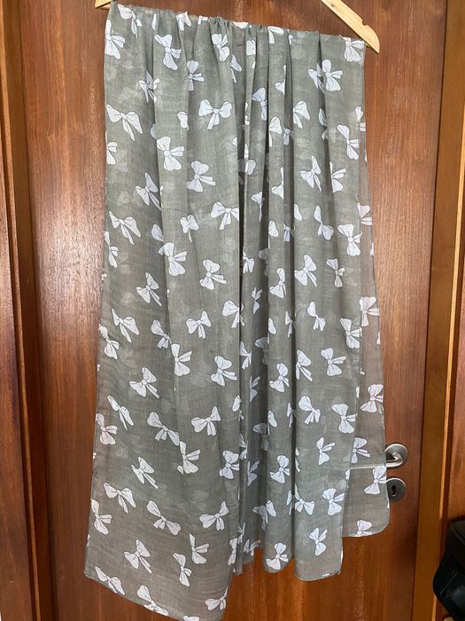 Gray scarf with white bows