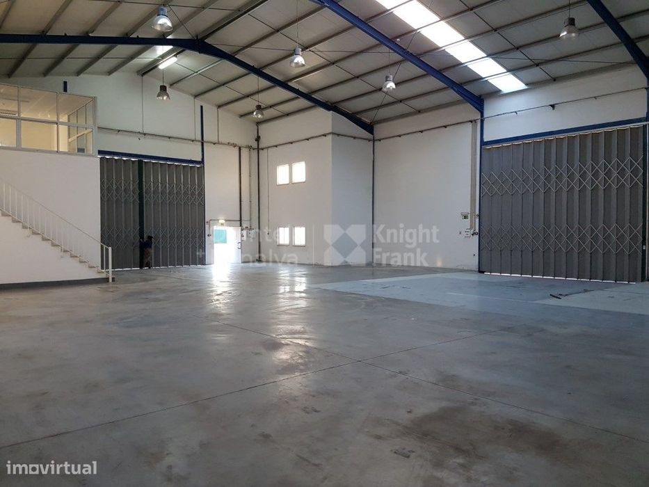 Armazém com 402 m2 na Abóboda em São domingos de Rana