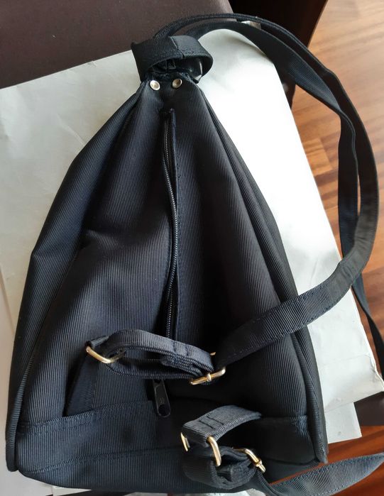 mochila de tecido preto com bolso à frente dos anos 90