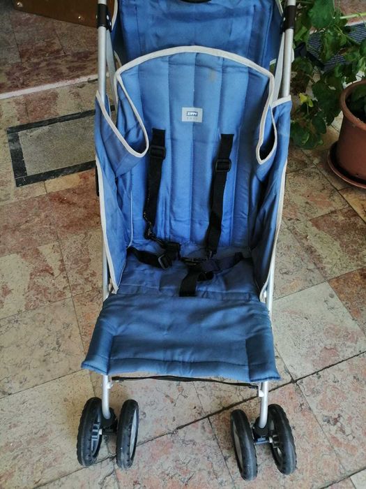 Carro de bebé com toldo.