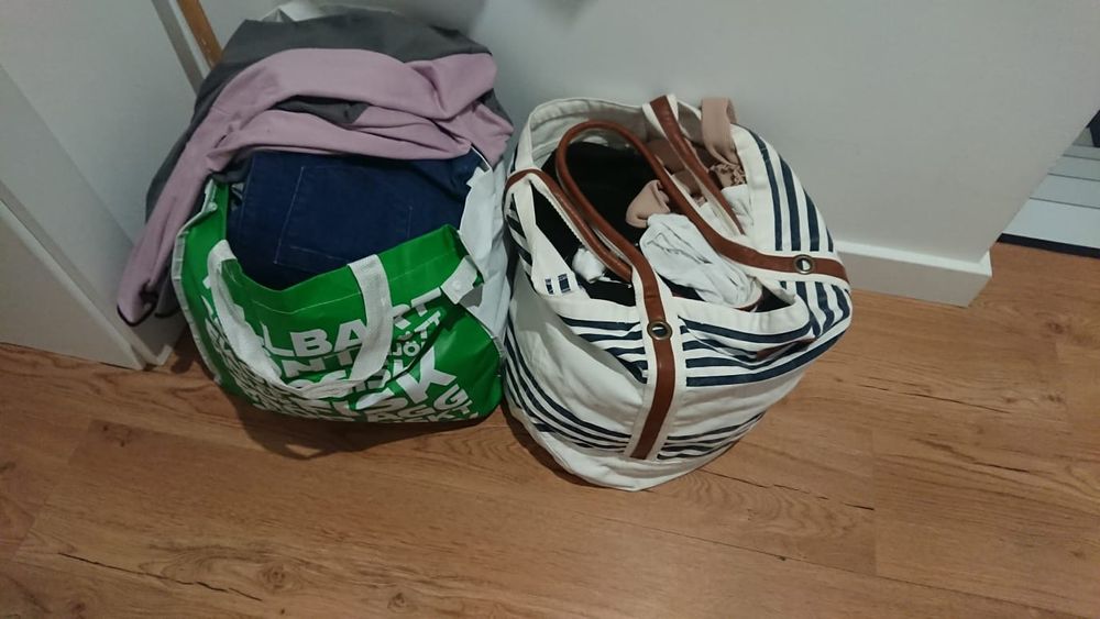 Dwie torbę damskich ciuchów