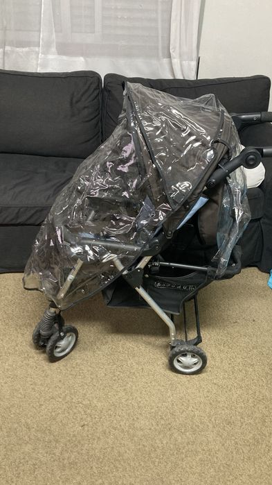 Carrinho bebé com cobertura para chuva