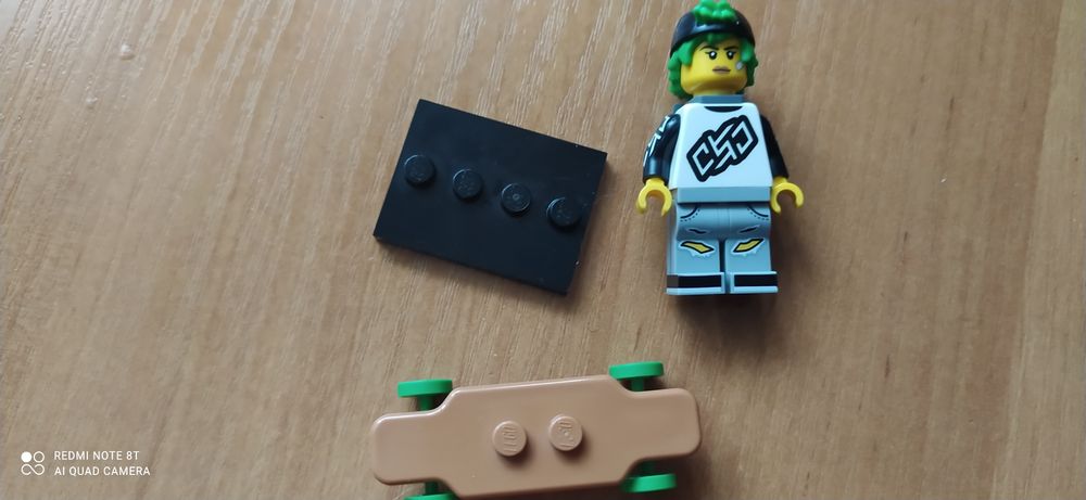 LEGO Минифигурка Лонгбордист Серия 27 оригинал 71048