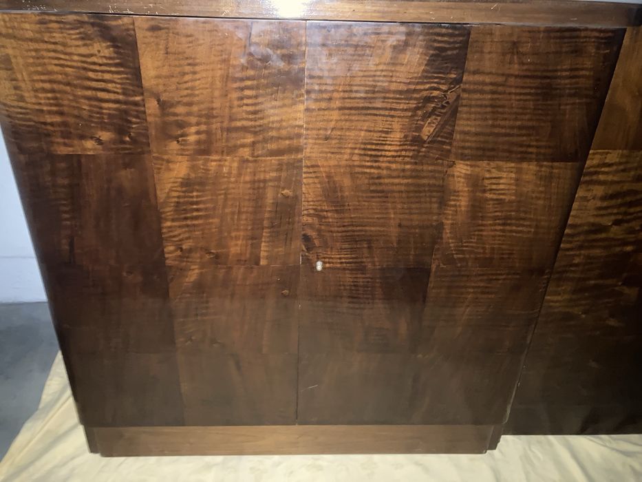 Móvel de sala em MOGNO com prateleiras e gavetas