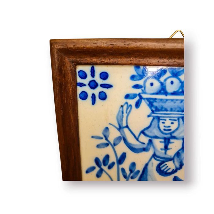 Azulejo Viúva Lamego “Lavradeira” com moldura em madeira