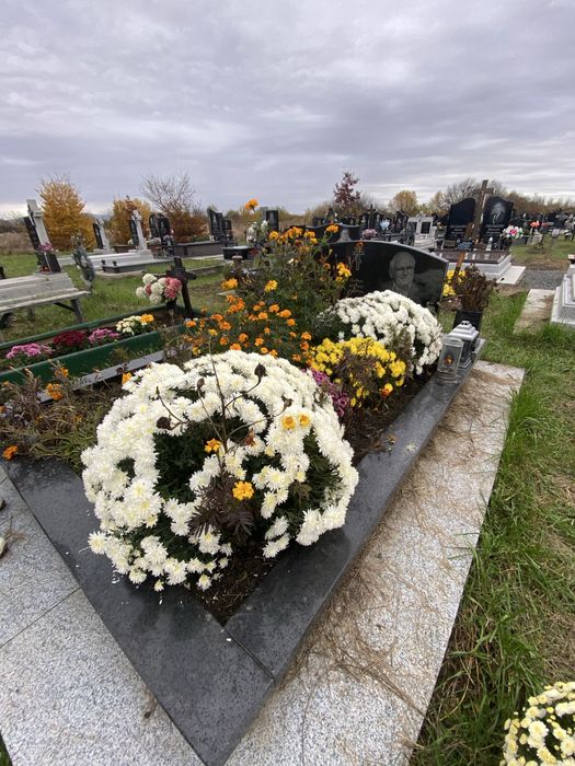 Прибирання могил Мукачево та область