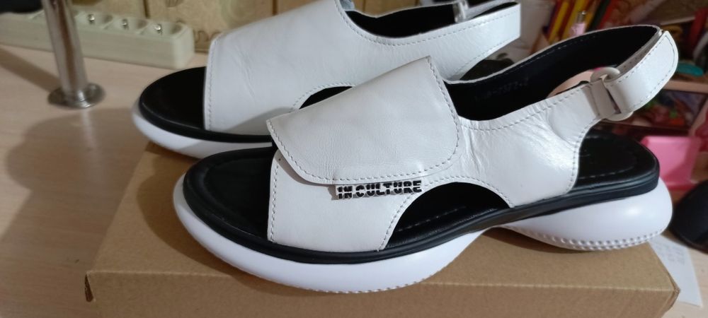 Спортивні нові гарні босоніжки.39р