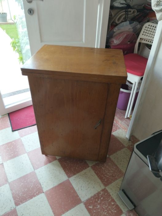 Máquina de costura Singer antiga em móvel