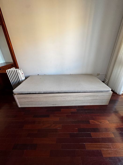 Base de cama com arrumação