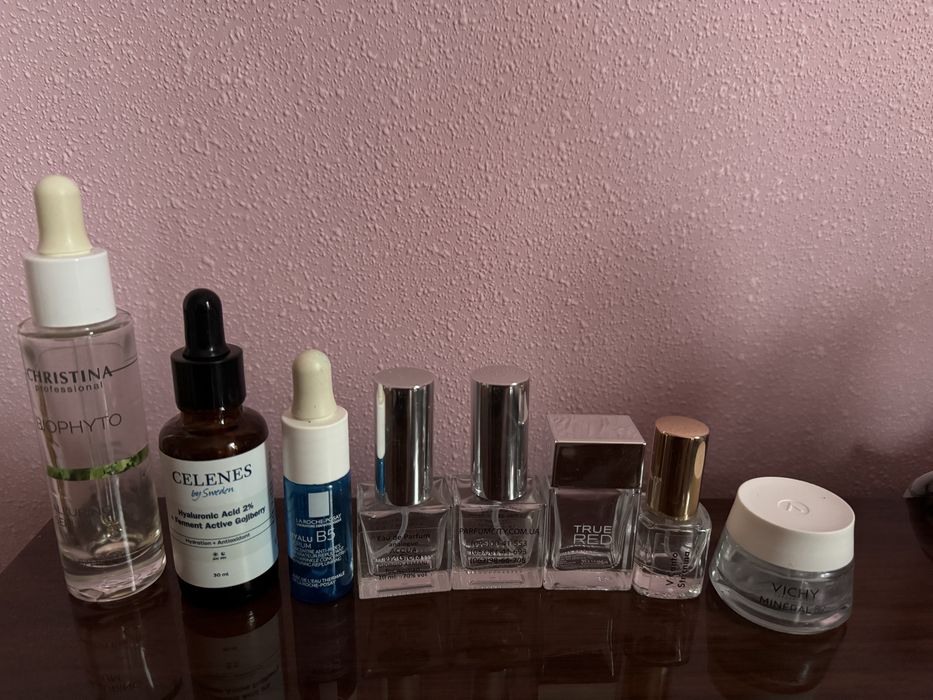 Баночки пустые из под кремов, духов и т.д.