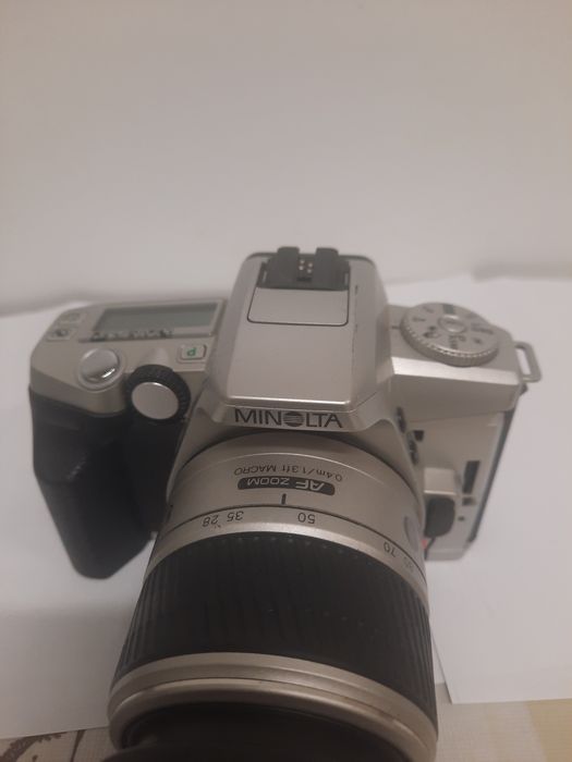 Плівковий дзеркальний фотоапарат Minolta Dynax 5 з об’єктивом Minolta AF Zoom 28–80 мм f/3.5–5.6 D.