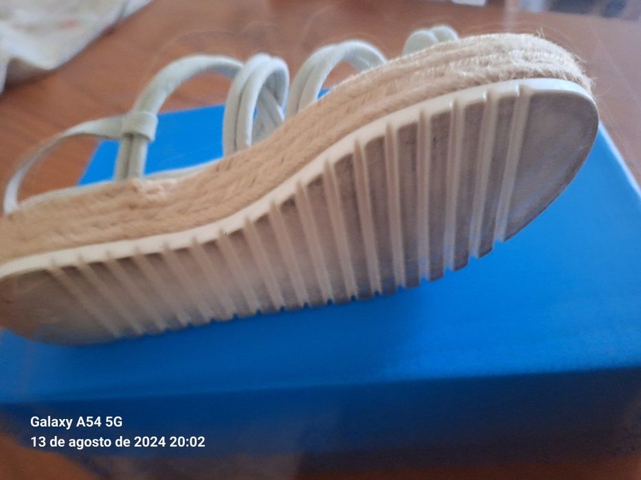 Sandálias usada como novas