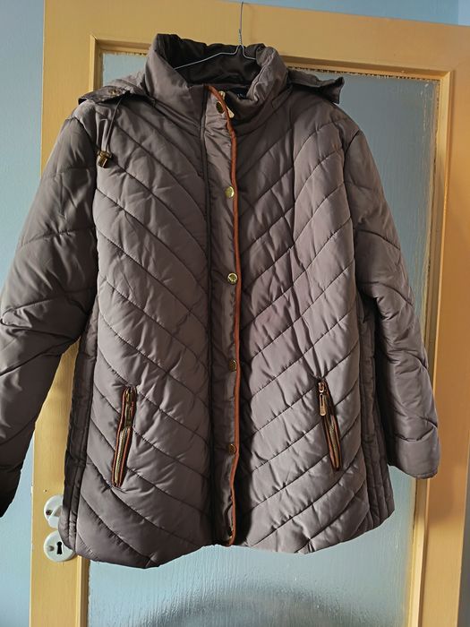 Kurtka damska brązowa z kapturem ocieplana