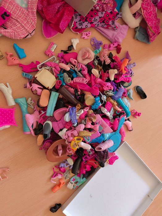 Lote Barbie roupas e acessórios