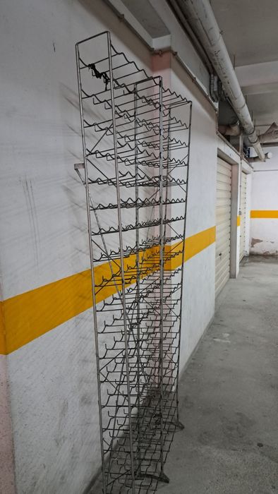 Vendo esta garrafeira usado medidas 2,12 x 0,98