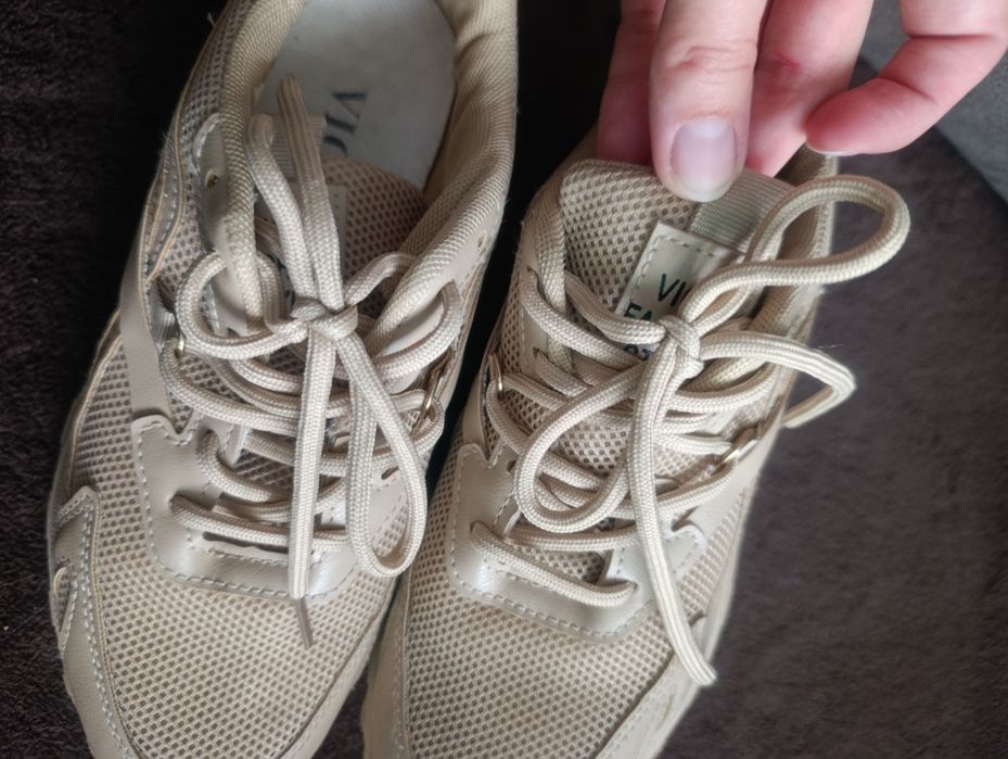 Beżowe sneakersy damskie