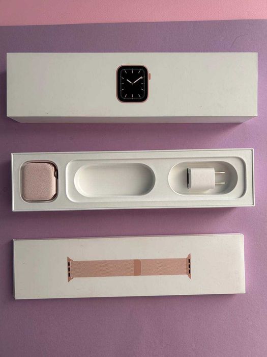 Apple Watch Series 5 44mm Gold Aluminum Case