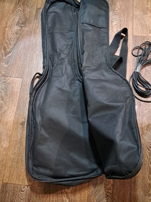 Чохол для електрогітара, струни, ремінь, шнур.